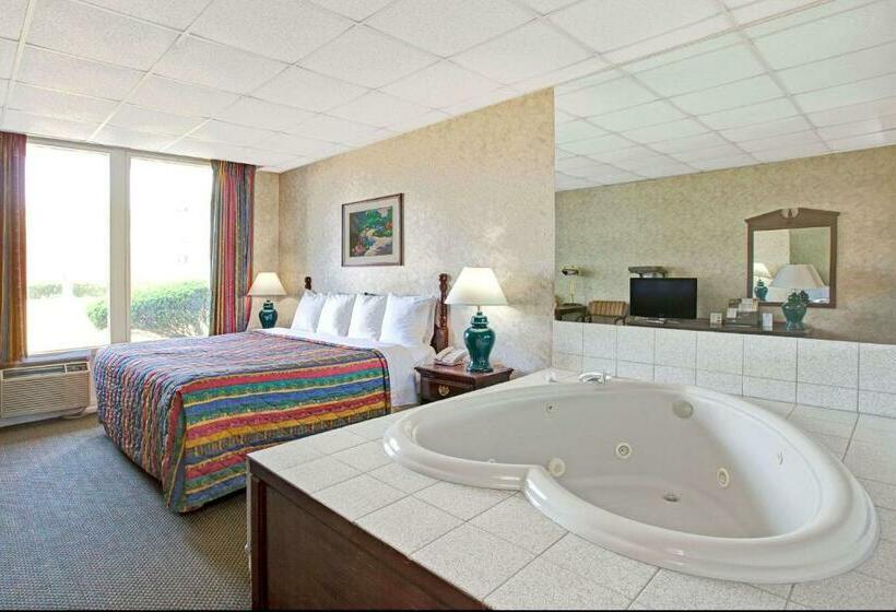 带大床的套房, Days Inn By Wyndham Parsippany