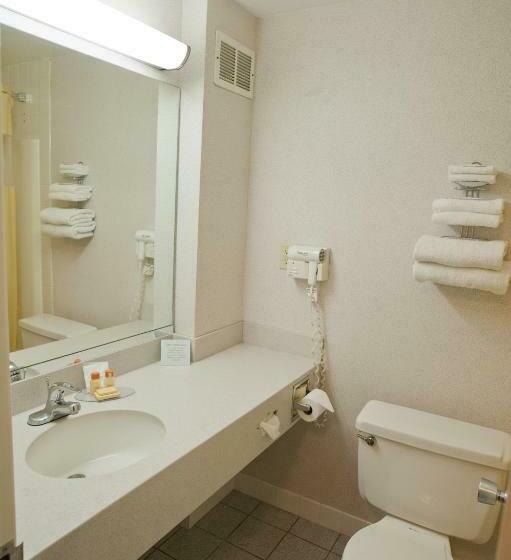 带大床的套房, Days Inn By Wyndham Parsippany