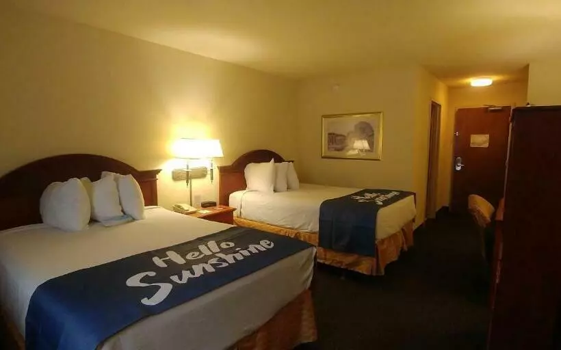 ２ダブルベッドのスタンダードルーム, Days Inn By Wyndham Sidney Oh