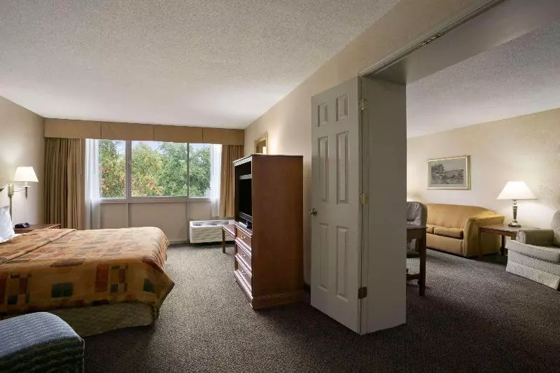 キングサイズベッドのスイートルーム, Days Inn By Wyndham Sidney Oh
