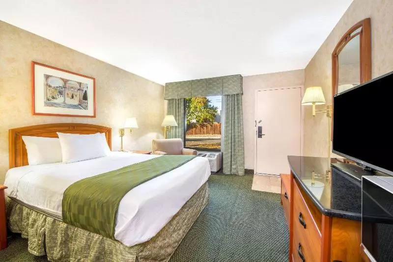 سوییت, Days Inn & Suites By Wyndham Albuquerque North