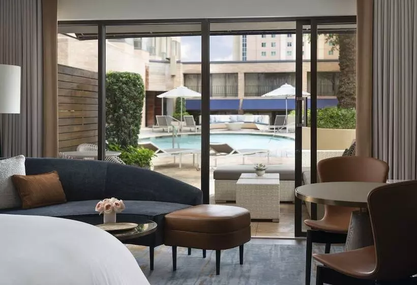کابین, Four Seasons Hotel Houston