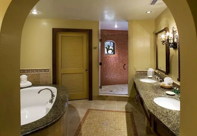 اتاق لوکس, Harbor View Inn