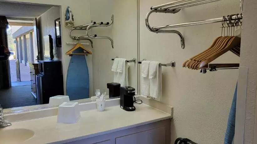 キングサイズベッドのスタンダードルーム, Ramada By Wyndham & Suites Warner Robins