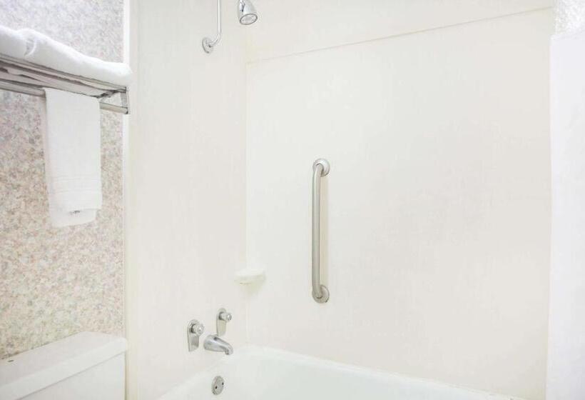 מיטת קינג בסוויטה, Ramada By Wyndham & Suites Warner Robins