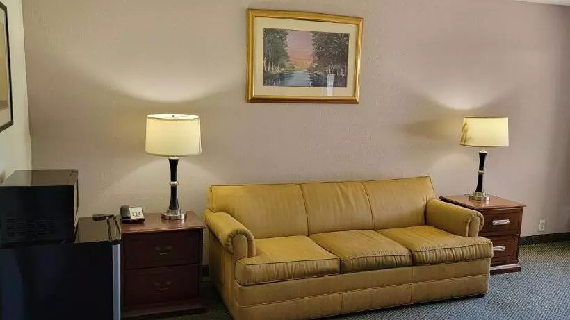 キングサイズベッドのスイートルーム, Ramada By Wyndham & Suites Warner Robins