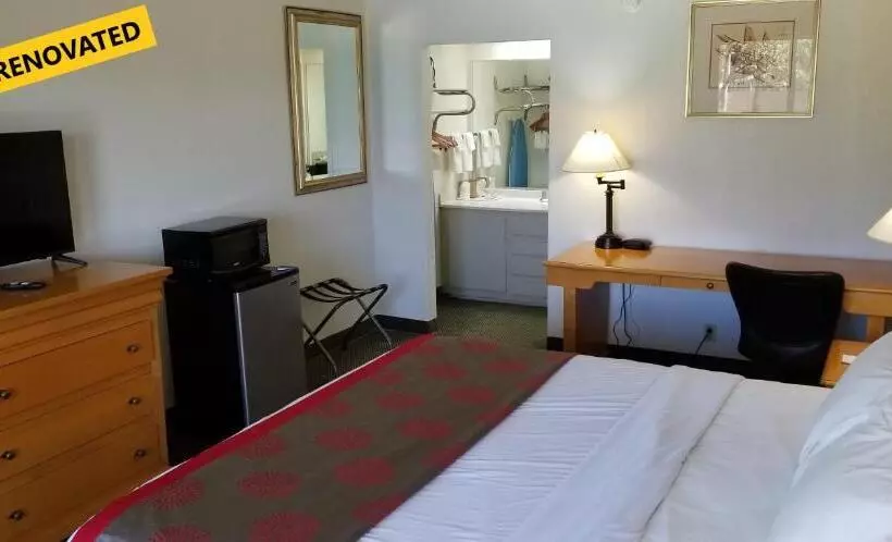 キングサイズベッドのデラックスルーム, Ramada By Wyndham & Suites Warner Robins