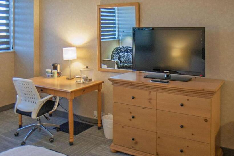 Номер Стандарт Кровать Кинг Адаптированный для Инвалидов, The Rushmore Hotel & Suites; Bw Premier Collection