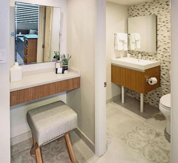 מיטת קינג בסוויטה, The Rushmore Hotel & Suites; Bw Premier Collection