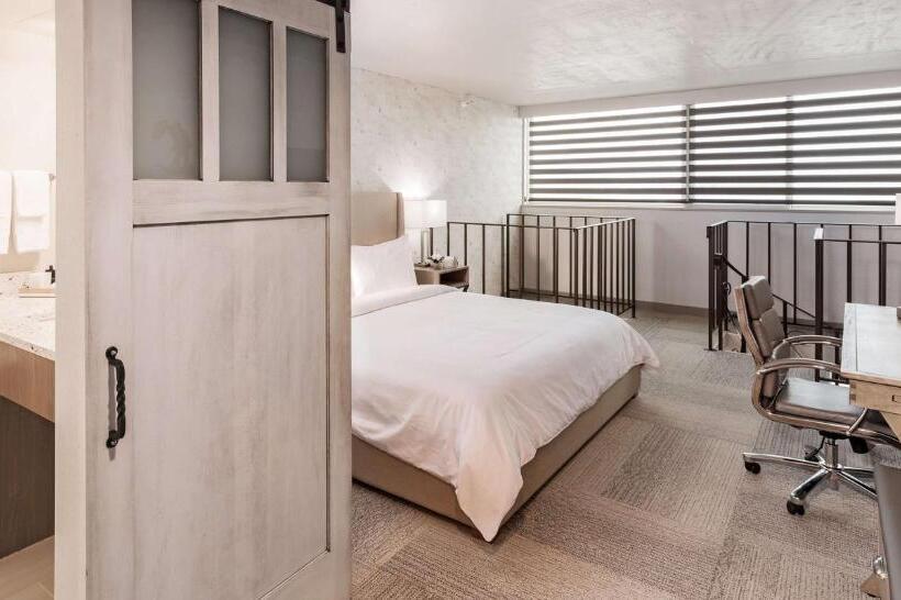 מיטת קינג בסוויטה, The Rushmore Hotel & Suites; Bw Premier Collection