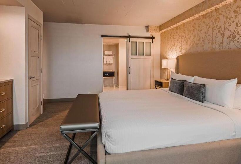 מיטת קינג בסוויטה, The Rushmore Hotel & Suites; Bw Premier Collection