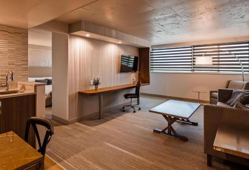 מיטת קינג בסוויטה, The Rushmore Hotel & Suites; Bw Premier Collection