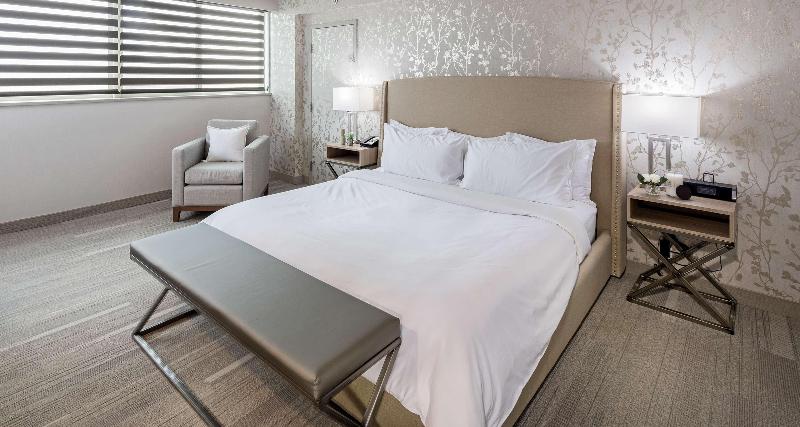 מיטת קינג בסוויטה, The Rushmore Hotel & Suites; Bw Premier Collection