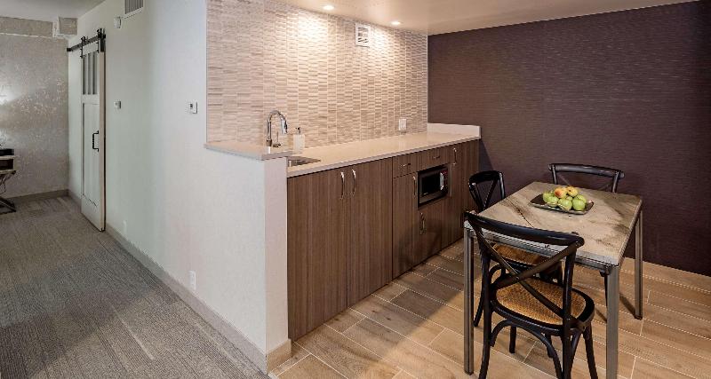 מיטת קינג בסוויטה, The Rushmore Hotel & Suites; Bw Premier Collection