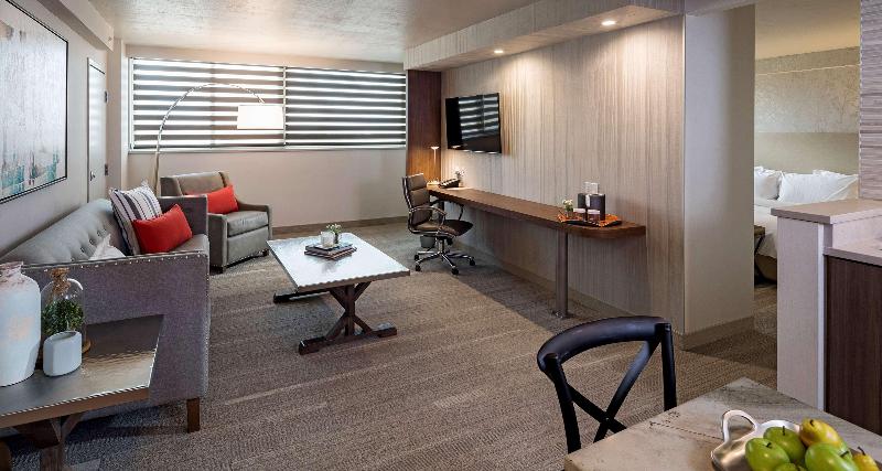 מיטת קינג בסוויטה, The Rushmore Hotel & Suites; Bw Premier Collection