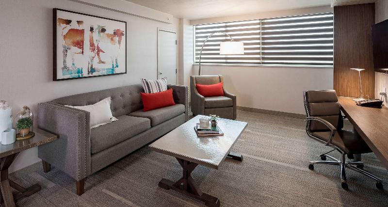 מיטת קינג בסוויטה, The Rushmore Hotel & Suites; Bw Premier Collection