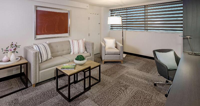 מיטת קינג בסוויטה, The Rushmore Hotel & Suites; Bw Premier Collection