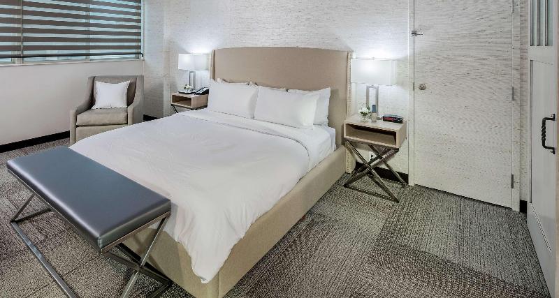 מיטת קינג בסוויטה, The Rushmore Hotel & Suites; Bw Premier Collection