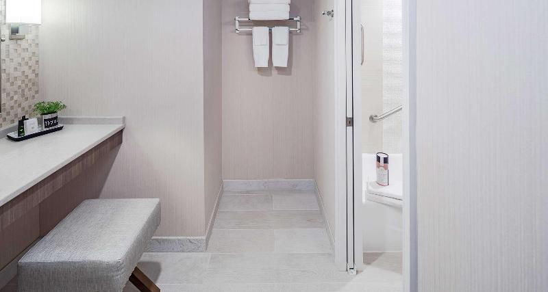 מיטת קינג בסוויטה, The Rushmore Hotel & Suites; Bw Premier Collection