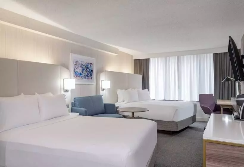 ２ダブルベッドのスタンダードルーム, Crowne Plaza Indianapolis Airport, An Ihg