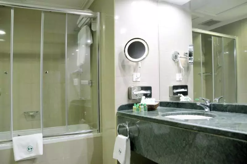 キングサイズベッドのデラックスルーム, Crowne Plaza Indianapolis Airport, An Ihg