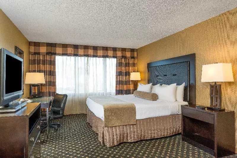 キングサイズベッドのスタンダードルーム, Crowne Plaza Indianapolis Airport, An Ihg