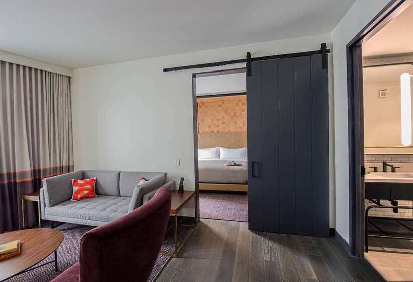 סטודיו סטנדרט, מיטה זוגית, Saranac Curio Collection By Hilton