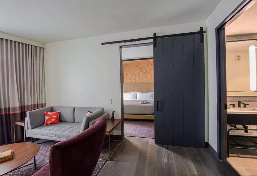 استودیو استاندارد با تخت کینگ, Saranac Curio Collection By Hilton