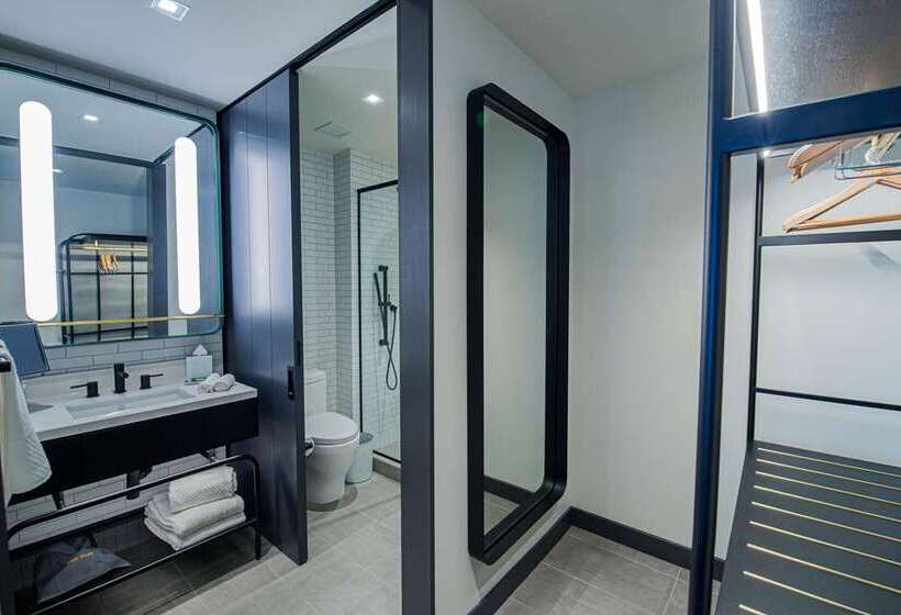 סטודיו סטנדרט, מיטה זוגית, Saranac Curio Collection By Hilton