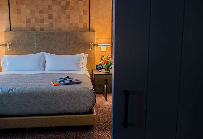 סטודיו סטנדרט, מיטה זוגית, Saranac Curio Collection By Hilton