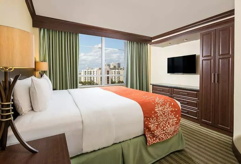مجموعه ویستا شهر, Newport Beachside Hotel & Resort