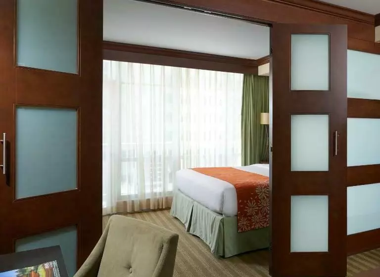 سوییت با چشم‌انداز جانبی دریا, Newport Beachside Hotel & Resort