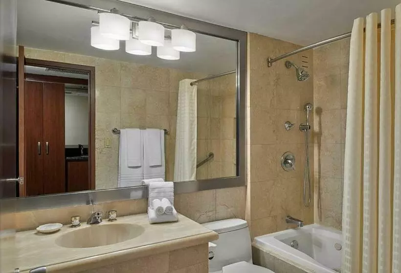 سوئیت کلاسیک, Newport Beachside Hotel & Resort