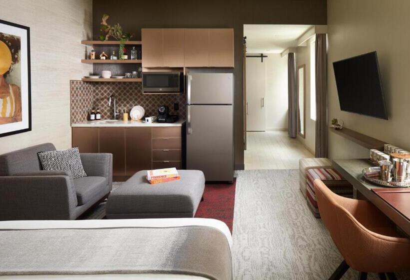 带大床的小型套房, THesis Hotel Miami Coral Gables, Curio Collection by Hilton