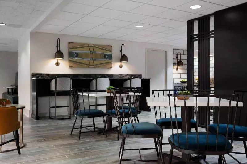 اتاق استاندارد با تخت بزرگ, Des Moines Marriott Downtown