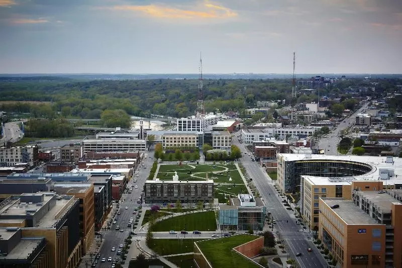 اتاق استاندارد با تخت بزرگ, Des Moines Marriott Downtown