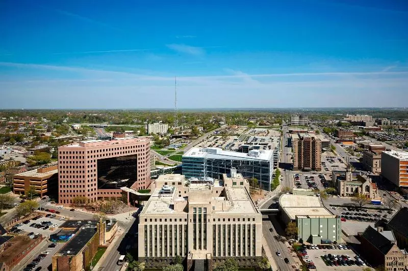 اتاق استاندارد با تخت بزرگ, Des Moines Marriott Downtown