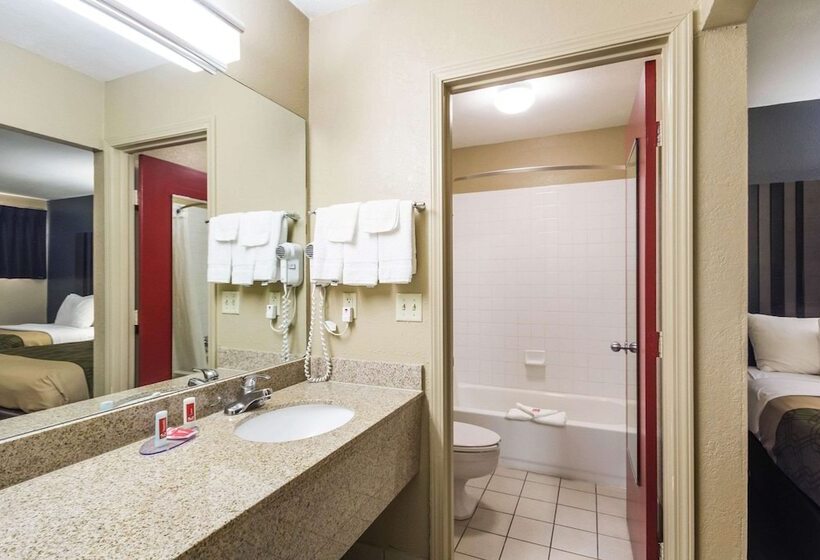 带2个双人床的标准工作室, Econo Lodge Inn & Suites I 35 At Shawnee Mission