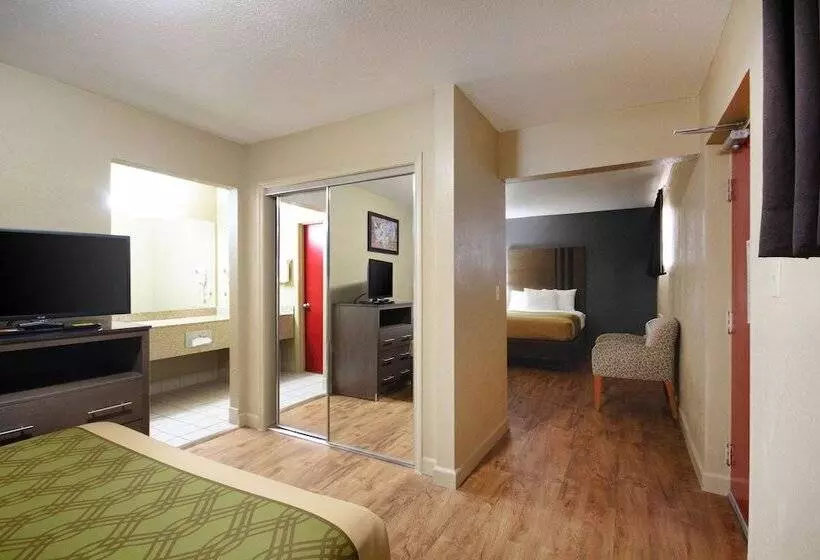 スイート, Econo Lodge Inn & Suites I 35 At Shawnee Mission