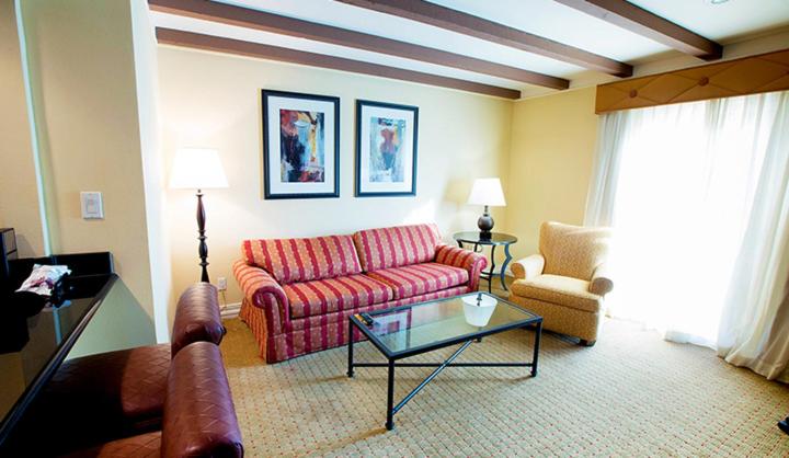 جناح جونيور, La Posada