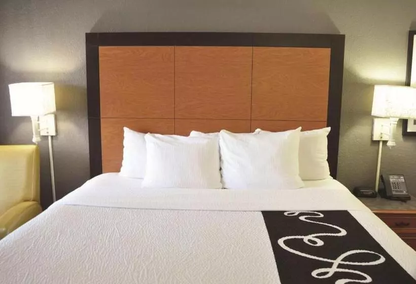 キングサイズベッドのデラックスルーム, La Quinta Inn By Wyndham Dallas Uptown