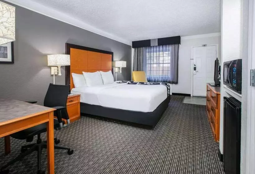身障者適用キングサイズベッドルーム, La Quinta Inn By Wyndham Dallas Uptown