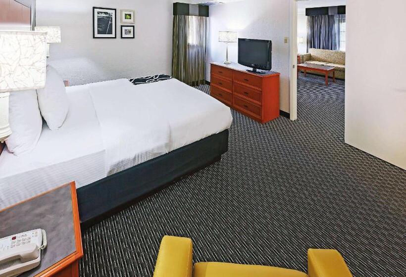 מיטת קינג בסוויטה, La Quinta Inn By Wyndham Dallas Uptown