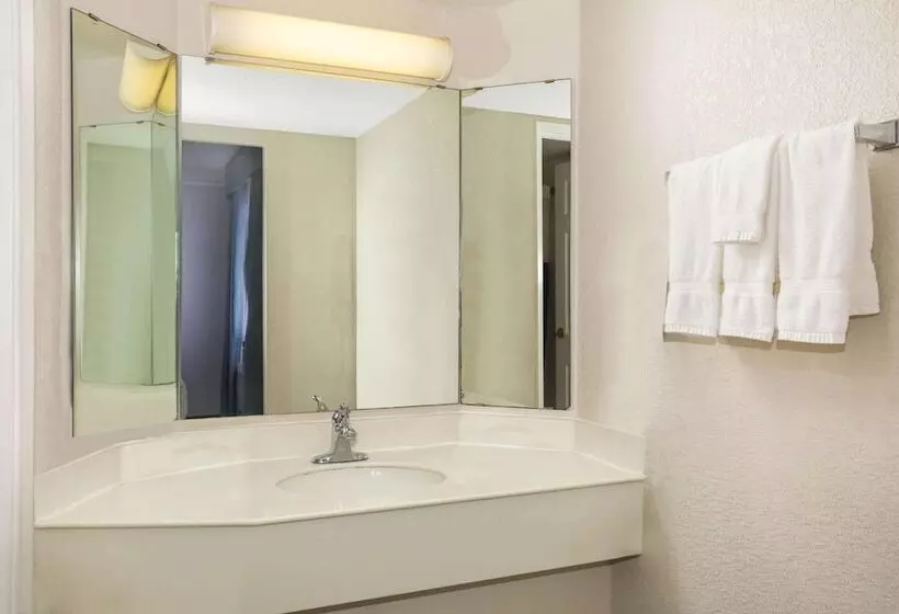 スイート, Super 8 By Wyndham Eagle Pass
