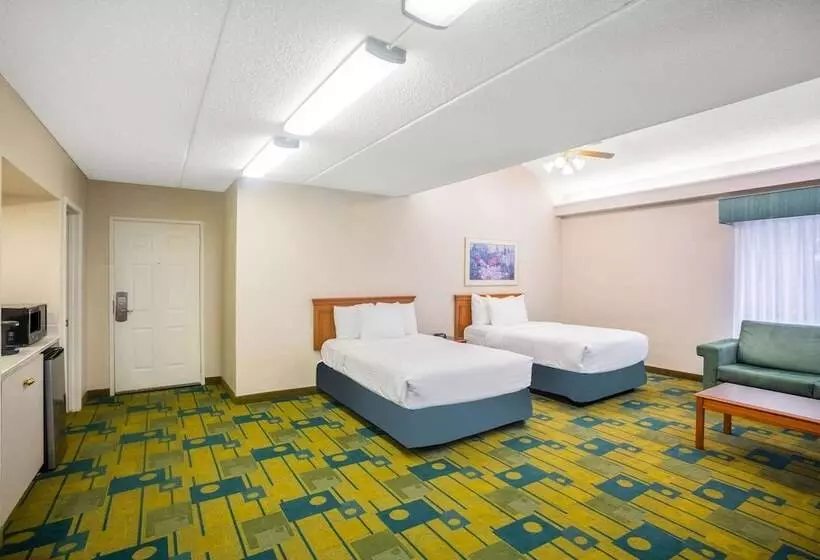 スイート, Super 8 By Wyndham Eagle Pass