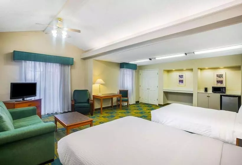 スイート, Super 8 By Wyndham Eagle Pass