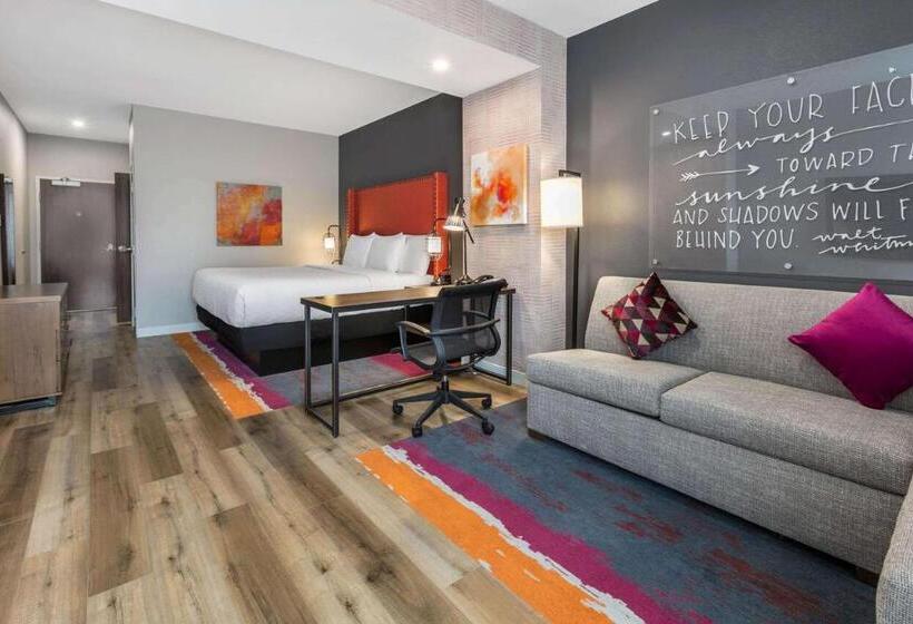 带大床的豪华间, La Quinta Inn & Suites By Wyndham Lewisville