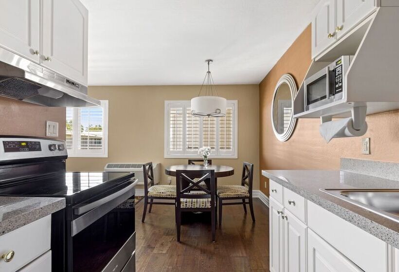 جناح, Marin Suites