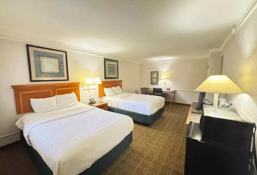 اتاق استاندارد چهار تخته, Rodeway Inn