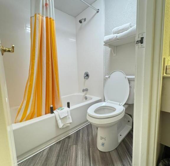 اتاق استاندارد چهار تخته, Rodeway Inn